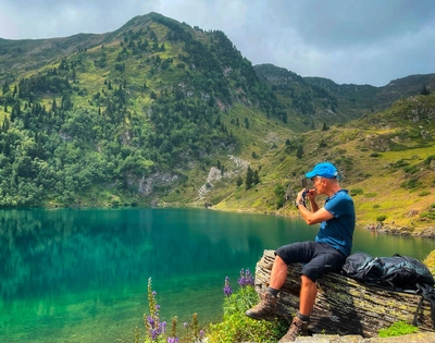 Wanderpause am Bergsee - Ramón Pereira