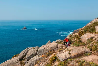 Wanderpause auf dem Weg zum Kap Finisterre - hansgeel / Adobe.com - © hansgeel / Adobe.com