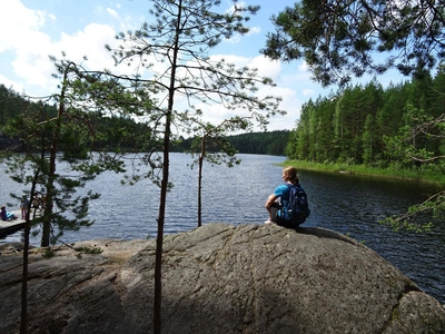 Wanderpause in finnischer Seenlandschaft - Sandra Schönig