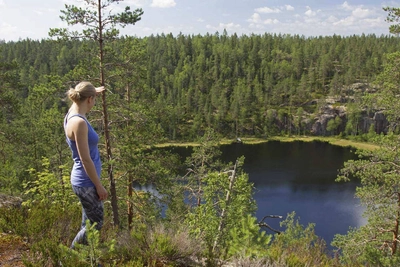 Wanderpause mit Ausblick - Päivi Tommola