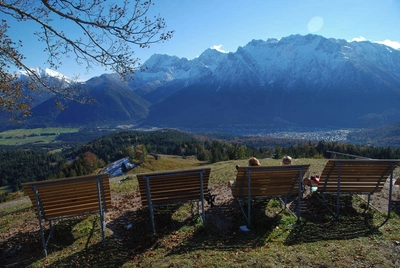 Wanderrast mit Blick auf Mittenwald und das Karwendelgebirge - Gerd Thiel