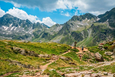 Wanderung vor imposanter Bergkulisse - alzamu79 / Adobe.com - © alzamu79 / Adobe.com