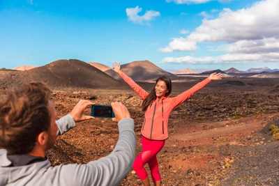 Wanderung im Timanfaya-Nationalpark - Maridav / Adobe.com - © Maridav / Adobe.com