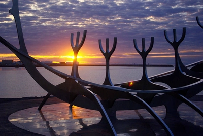 Wikingerschiff in der Abendsonne in Reykjavik, Island - Reinhard Pantke - © Reinhard Pantke