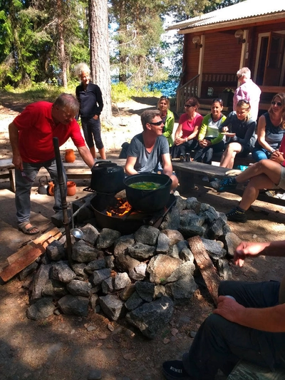 Zubereitung der „Kalakeitto“ – einer traditionelle Fischsuppe - Sarah Mende