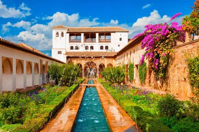 Alhambra in Granada - José Ignácio Soto / Adobe.com - © José Ignácio Soto / Adobe.com