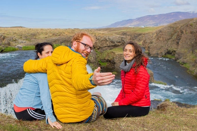 Am Wasserfall Reykjafoss - Michelle Steinkühler