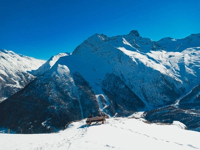 Aussicht auf die schneebedeckten Berge - Sabine Peter