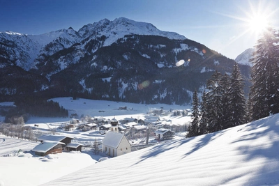 Blick auf das winterliche Örtchen Bach - Lechtal Tourismus - ©Lechtal Tourismus/Fotograf Robert Eder