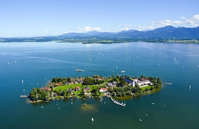 Blick auf Frauenchiemsee - - Chiemsee-Alpenland Tourismus