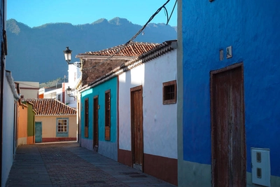 Bunte Straßengasse in Los Llanos - Susanne Pöhler