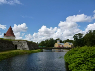 Burg mit Kurhaus Kuresaare - Rattareisid
