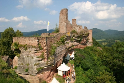 Burgengruppe Altdahn - Rheinland Pfalz Tourismus GmbH - © Rheinland Pfalz Tourismus GmbH