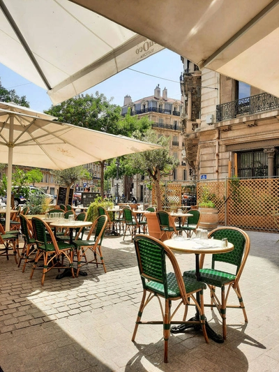 Café in Marseille - Lien Van Win / Unsplash