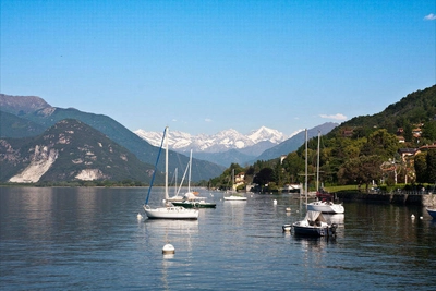 Der Lago mit schneebedeckten Bergen im Hintergrund - Britt Brück