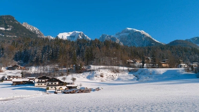 Dorf im Schnee mit Bergpanorama - Elke Böhm