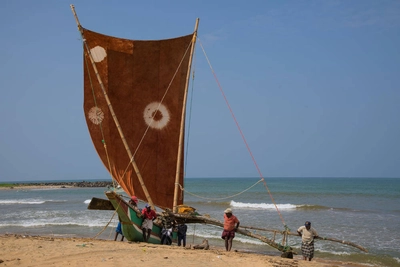 Drachenboot am Strand von Negombo - Josef Brunner