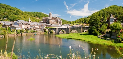 Estaing am Fluss Lot - Fotomicar - Fotomicar / Adobe.com