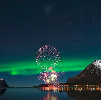 Feuerwerk auf den Lofoten - Svinoya Rorbuer