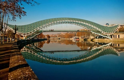 Friedensbrücke in Tiflis - Kaukasus-Reiseservice Ltd.