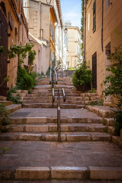 Gasse in Marseille - Andrei Koscina / Unsplash