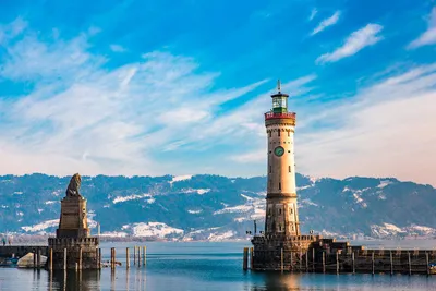 Hafeneinfahrt Lindau mit Blick auf die Alpen - dietwalther - © dietwalther / adobe.com