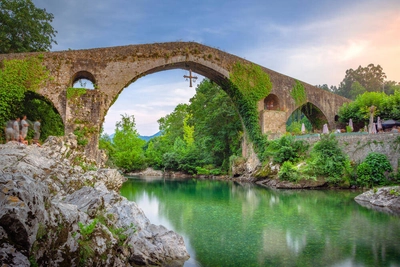 Historische Brücke in Cangas de Onís - gatsi - © gatsi / Adobe.com