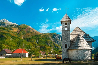 Historische Kirche in Thethi - Radim - © Radim / Adobe.com