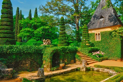 Jardins du Manoir d Eyrignac - PackShot - PackShot / Adobe.com