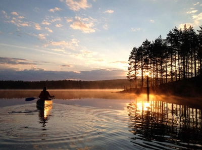 Kanufahrt auf dem Ylä-Keyritty See - Wildnis-Resort Metsäkartano