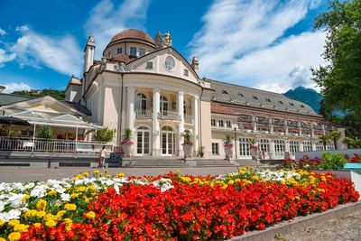 Kurhaus und Promenade in Meran - © Henry Czauderna / Adobe.com