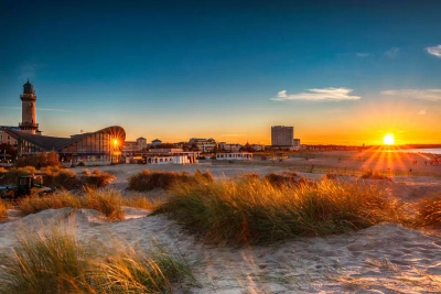 Leuchtturm und Teepott in Warmenünde - Manuela - © Manuela/ adobe.stock