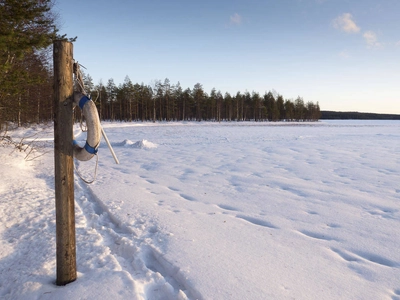 Metsäkartano - Rettungsring am gefrorenen See - Andrea Janßen