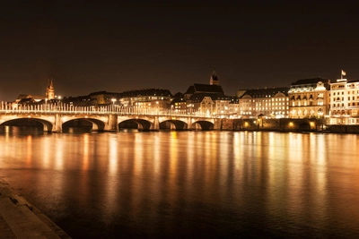 Mittlere Brücke mit Weihnachtsbeleuchtung – Basel - © Basel Tourismus