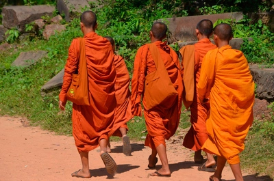 Mönche auf dem Weg zum Beng Malea-Tempel - Frederik Schwall