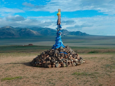 Ovoo mit Blick auf die Khogno-Khaan-Berge - Peter Fritschler