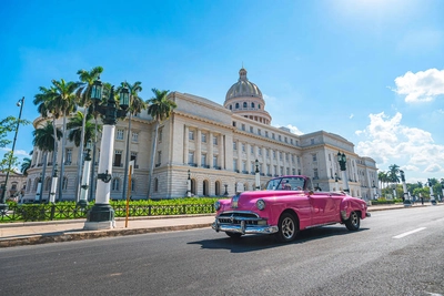 Oldtimer vor dem Kapitol in Havanna - diy13 / Adobe.com - © diy13 / Adobe.com