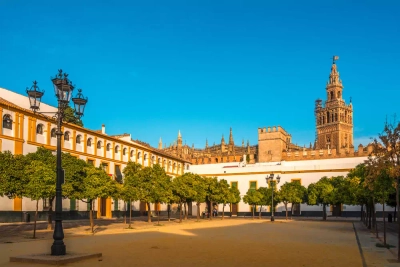 Patio de Banderas in Sevilla - milosk50 / Adobe.com - © milosk50 / Adobe.com