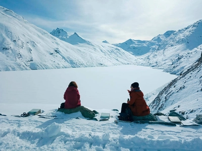 Pause mit Blick auf die verschneite Umgebung - Sabine Peter