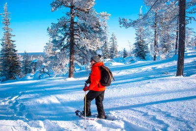 Per Schneeschuh in Lappland - citikka - © citikka / adobe.com