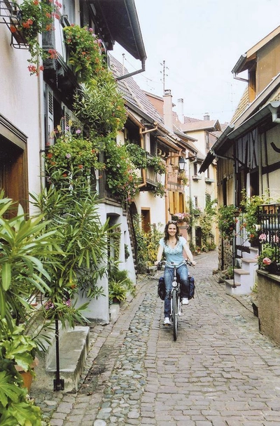 Radlerin in Eguisheim - Lars Bäumer