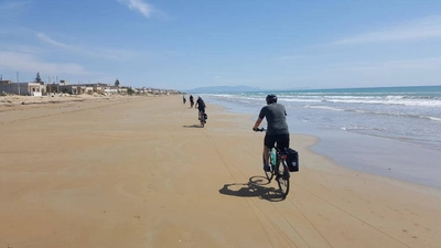 Radtour am Strand nahe Selinunte - Martin Müller/Natur Bike