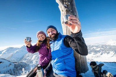 Rast mit Alpen-Panorama - Dominik Ketz