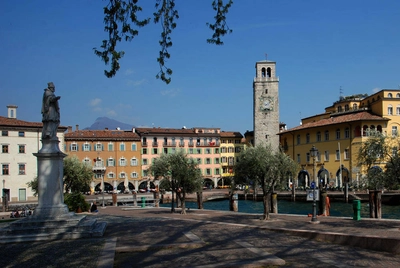 Riva, Hauptplatz mit Uhrturm - Gerd Thiel