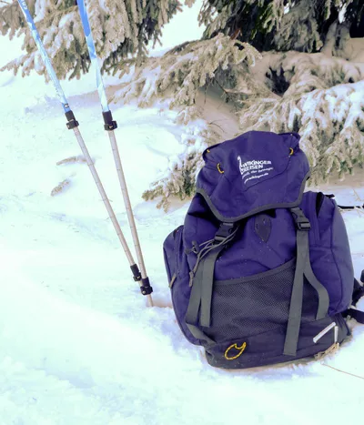 Rucksack im Schnee - OUT OF OFFICE - ©OUT OF OFFICE – www.oooyeah.de