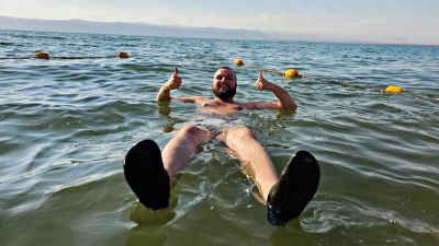 Schweben auf dem Toten Meer - Maxim Podobed