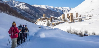 Schneeschuhwandern mit Blick auf Uschguli - Annekatrin Keinert