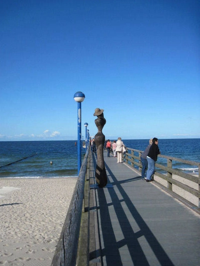 Seebrücke mit Skulpturen in Zingst - Christine Sperling