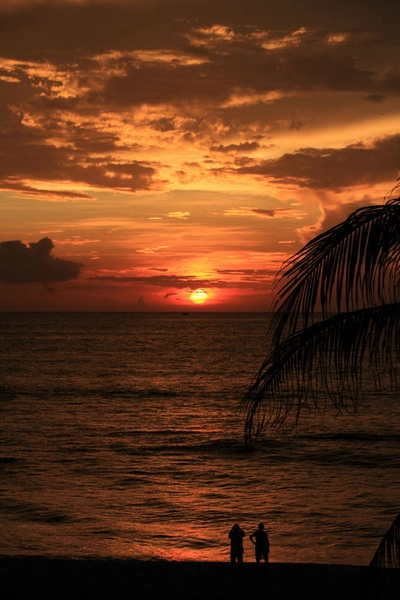 Sonnenuntergang am Strand von Negombo - Inge Herrmann