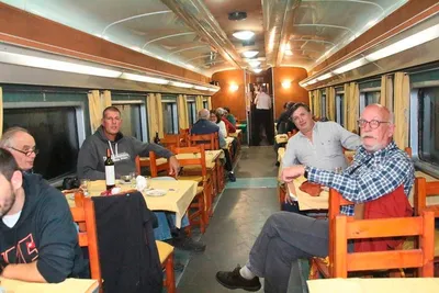 Speisewagen an Bord des Tren Patagónico - Néstor Pacheco